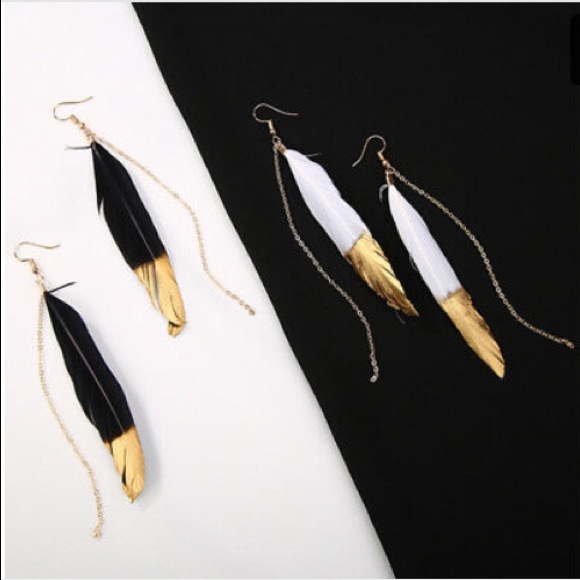 Noir Oro Leaf Earrings - Picture 3 of 4